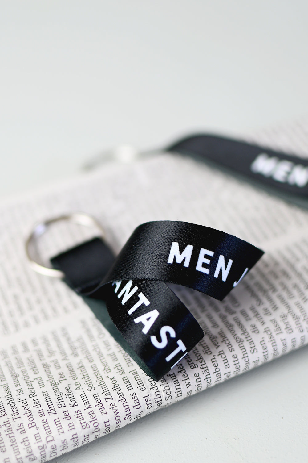 Kort nyckelband i svart: Men jag är ju helt fantastisk!