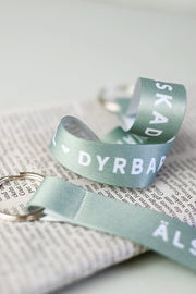 Kort nyckelband i grönt: Älskad, värdefull, dyrbar
