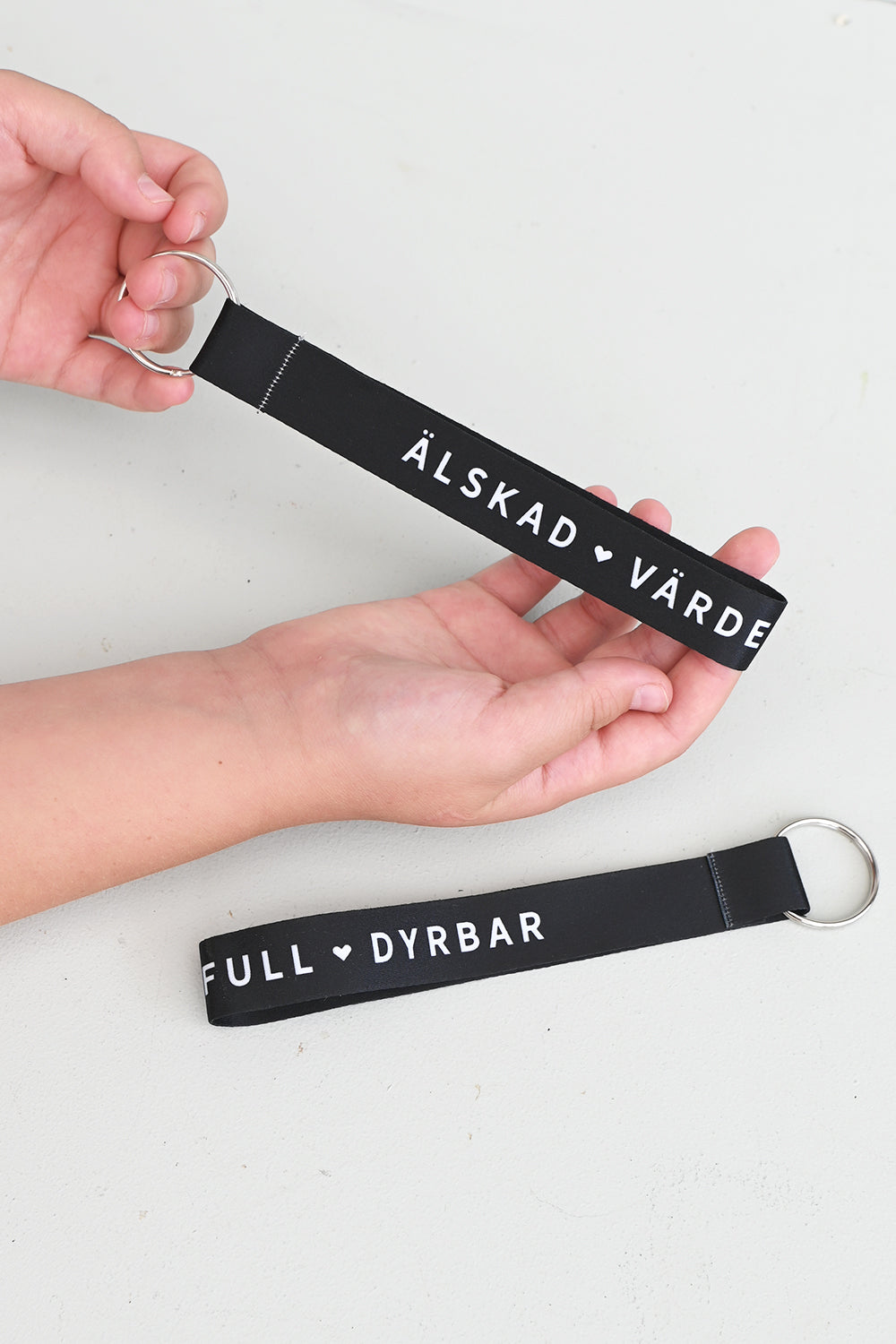 Kort nyckelband i svart: Älskad, värdefull, dyrbar