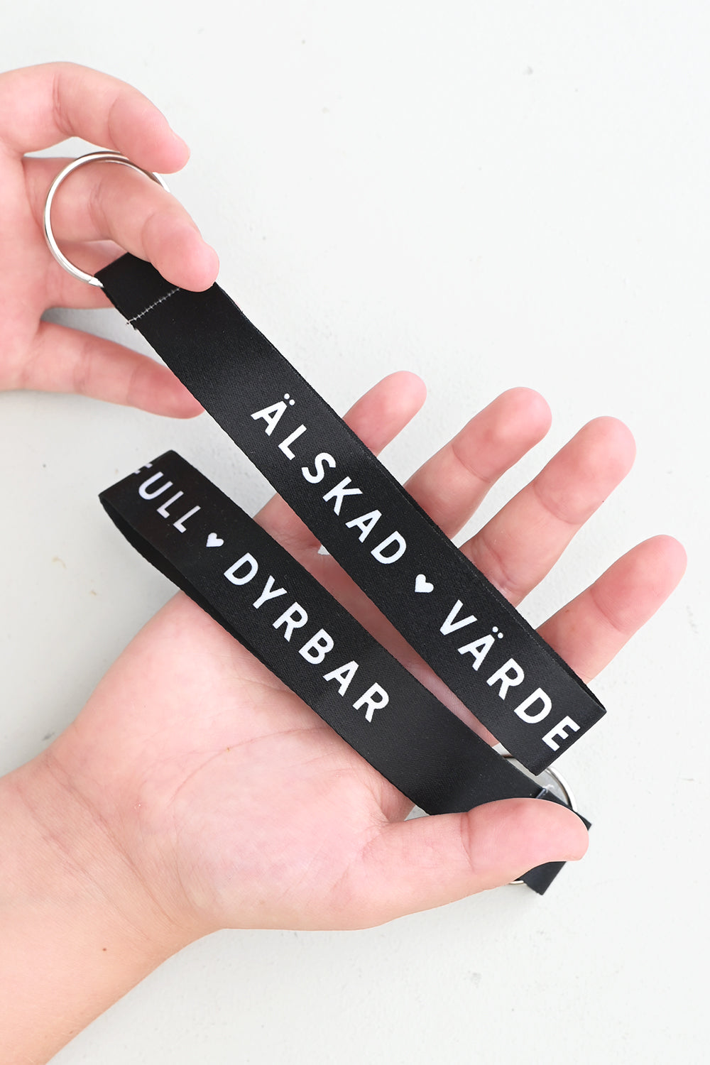 Kort nyckelband i svart: Älskad, värdefull, dyrbar