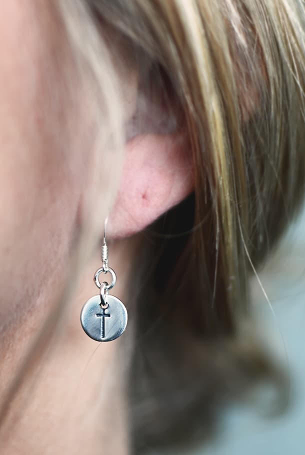 Handtillverkade silverörhängen: Kors på rund platta