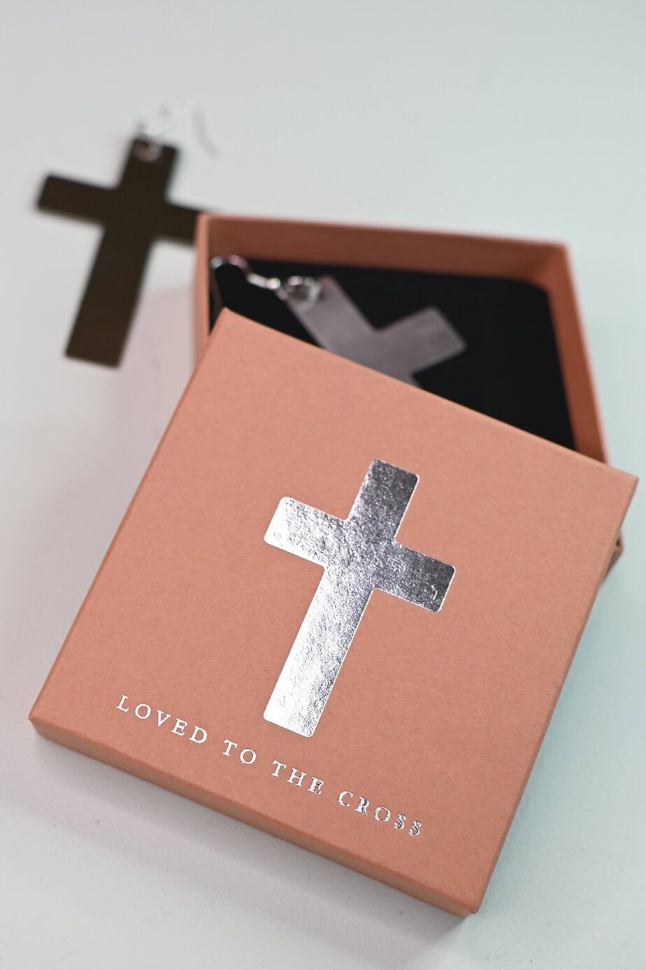 Stora örhängen: Loved to the Cross