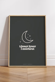 Poster med måne: Ljuset lyser i mörkret