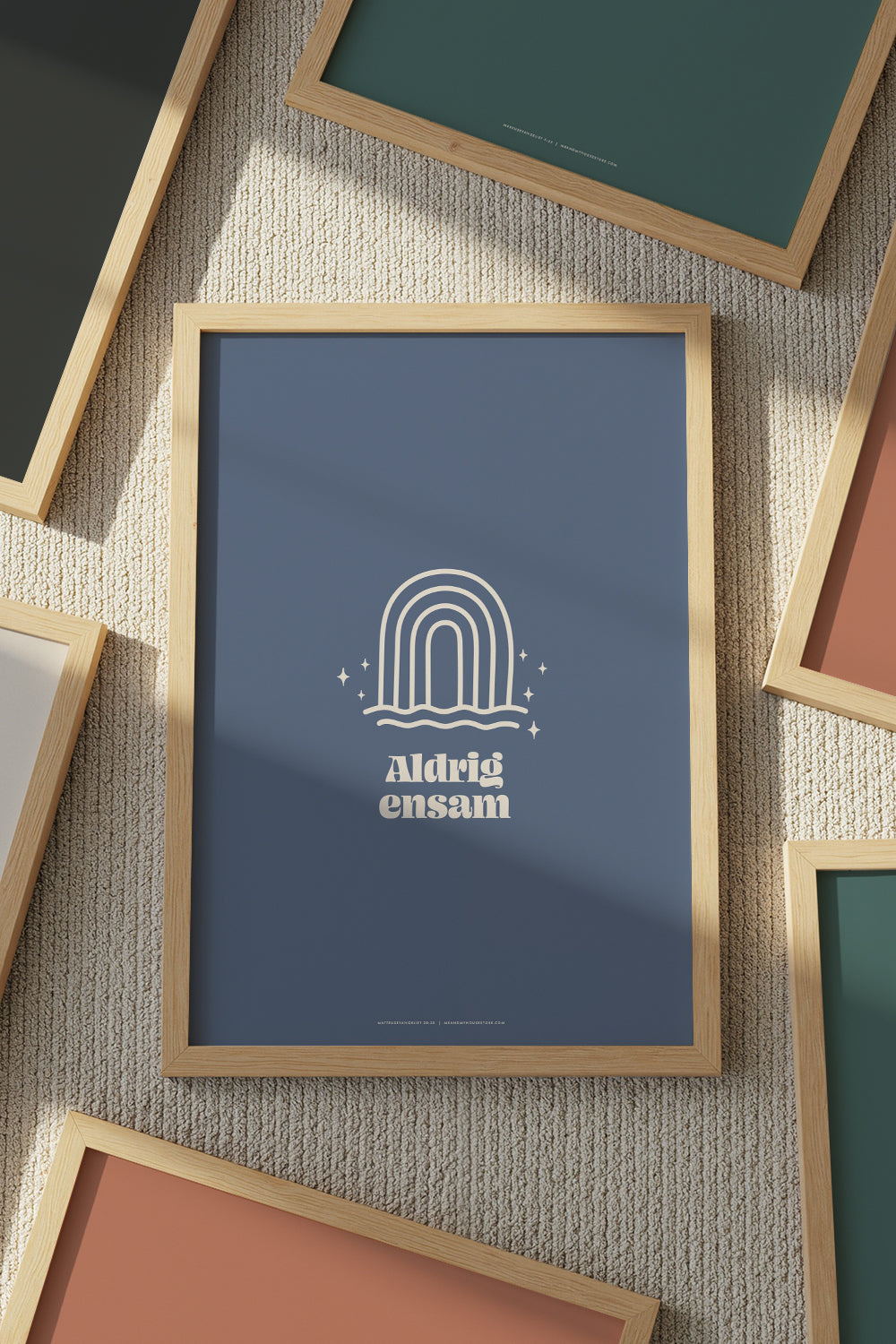 Poster med regnbåge: Aldrig ensam