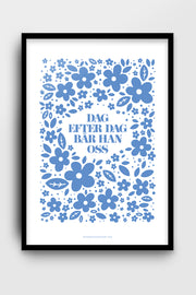 Poster med blå blommor: Dag efter dag bär Han oss