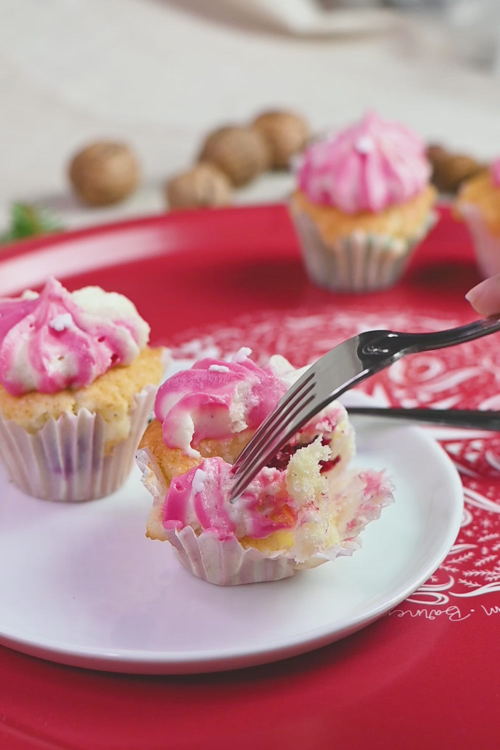 Ladda video: Julig bricka: Gläns över sjö och strand