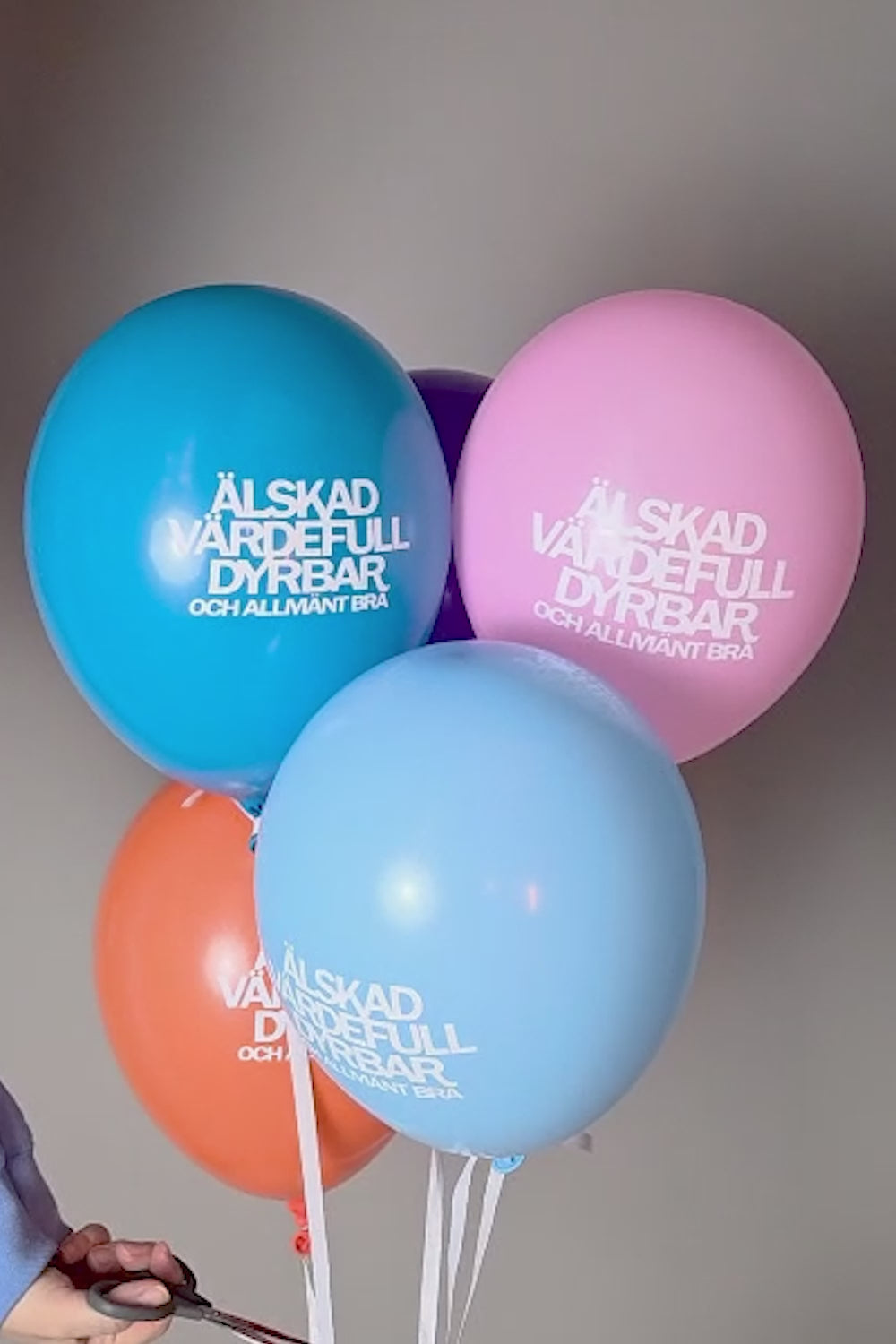 Ladda video: Ballonger i blått, rosa, lila, orange och jade