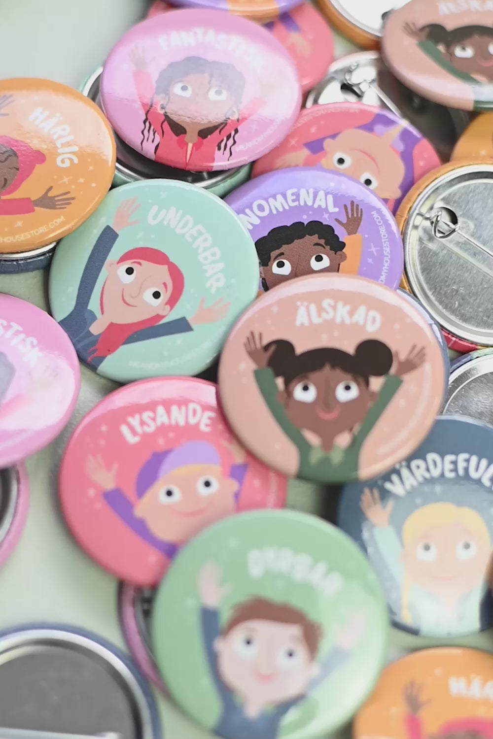 Ladda video: Knappar i storpack: Lysande, fenomenal, underbar, härlig