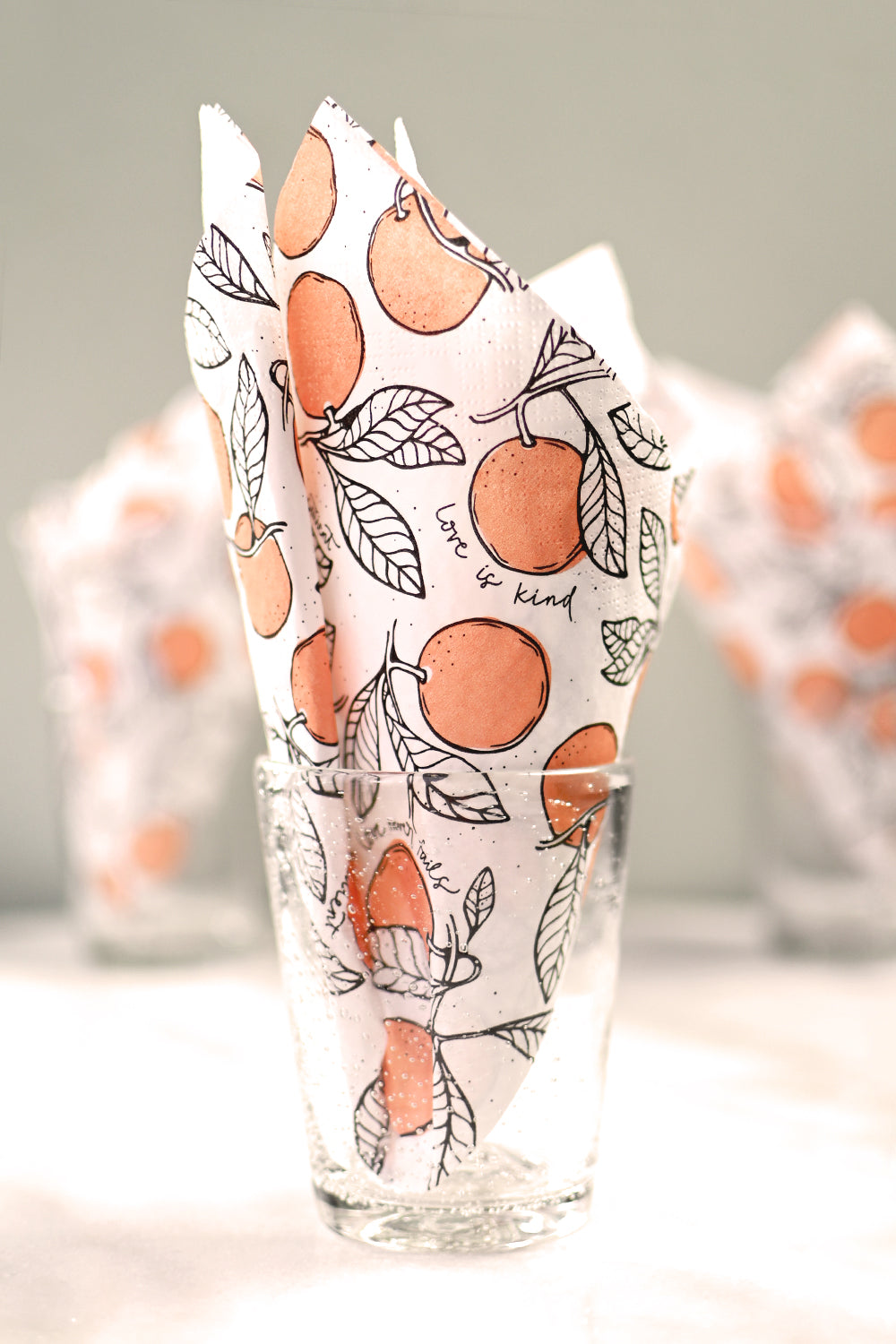 Servett med apelsiner: Love is patient, love is kind