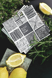 Vit servett med grått tryck: Bless our Home