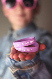 Silikonarmband i lila: Gud är med mig (barnstorlek)