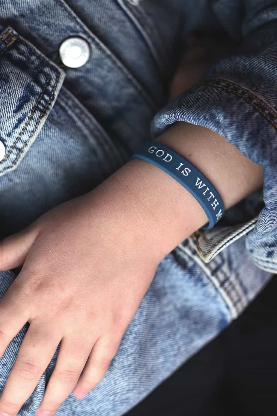 Silikonarmband i blått: God is with me (barnstorlek)