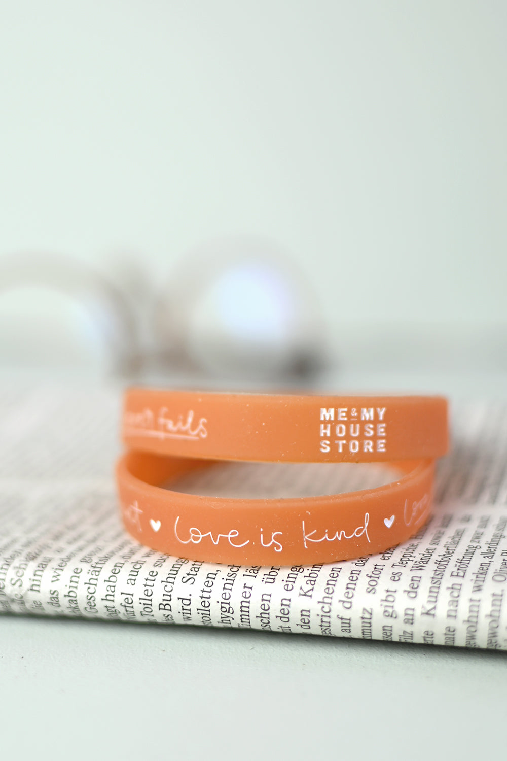 Silikonarmband: Love is patient