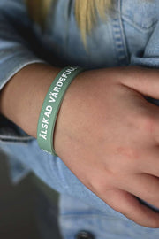 Silikonarmband i grönt: Älskad, värdefull, dyrbar (tonårsstorlek)