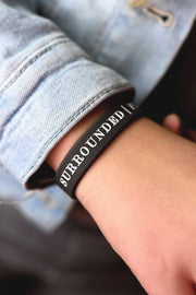 Silikonarmband i mörkgrått: Surrounded, forgiven, saved (tonårsstorlek)