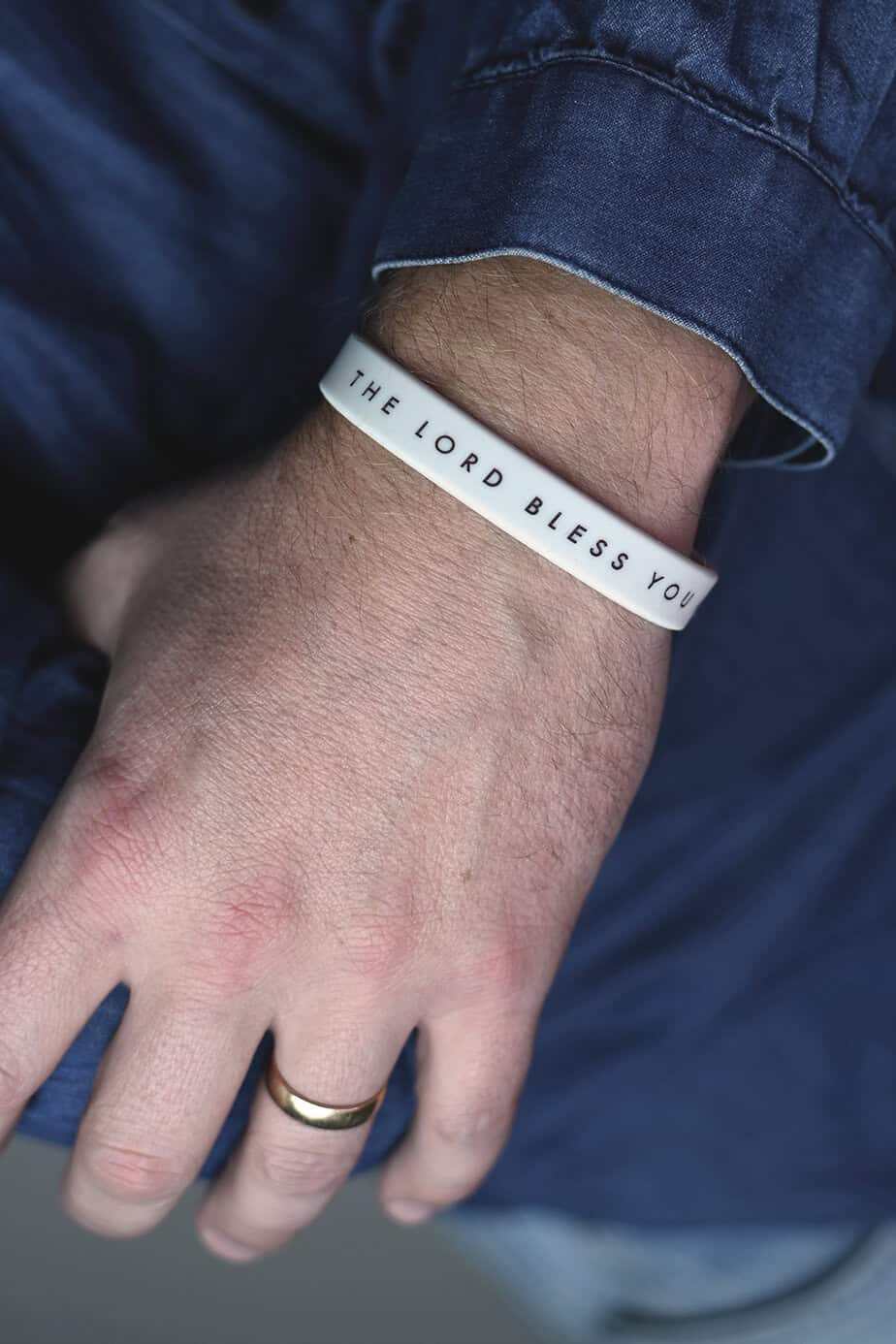 Silikonarmband i ljusgrått: The Lord bless you