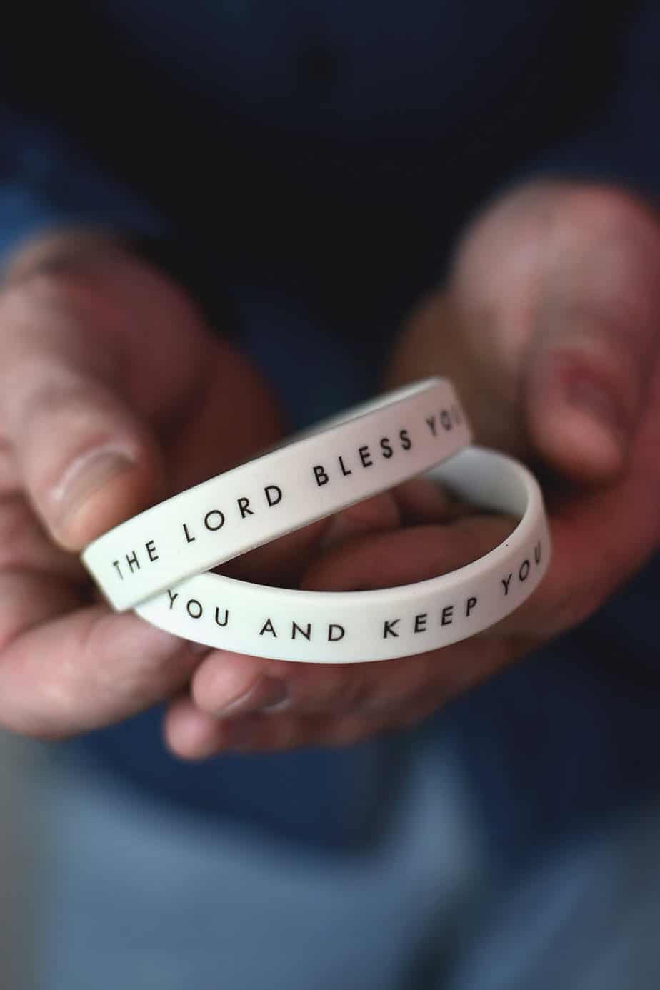 Silikonarmband i ljusgrått: The Lord bless you