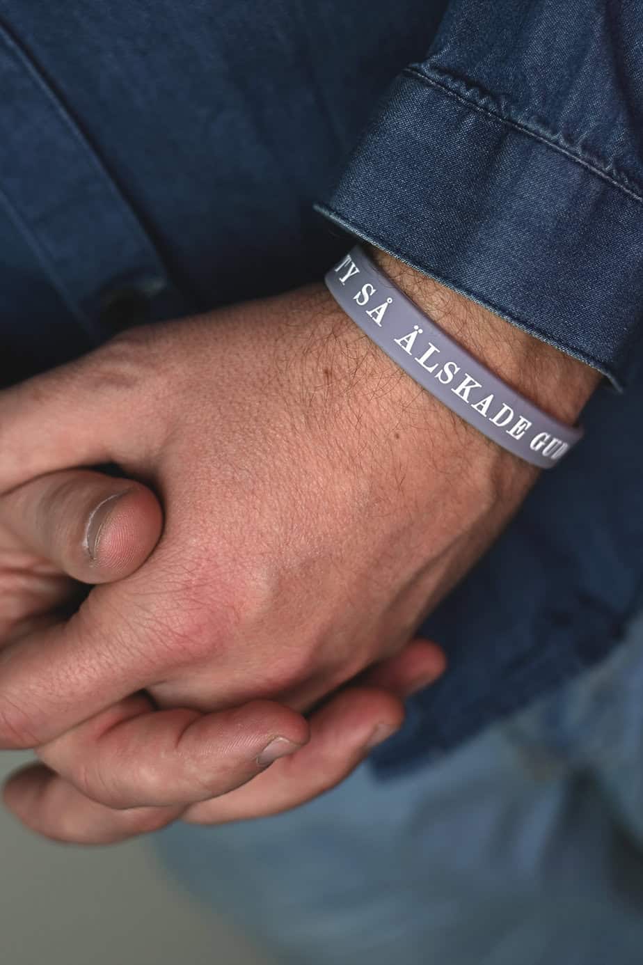 Silikonarmband i matt lila: Ty så älskade Gud världen