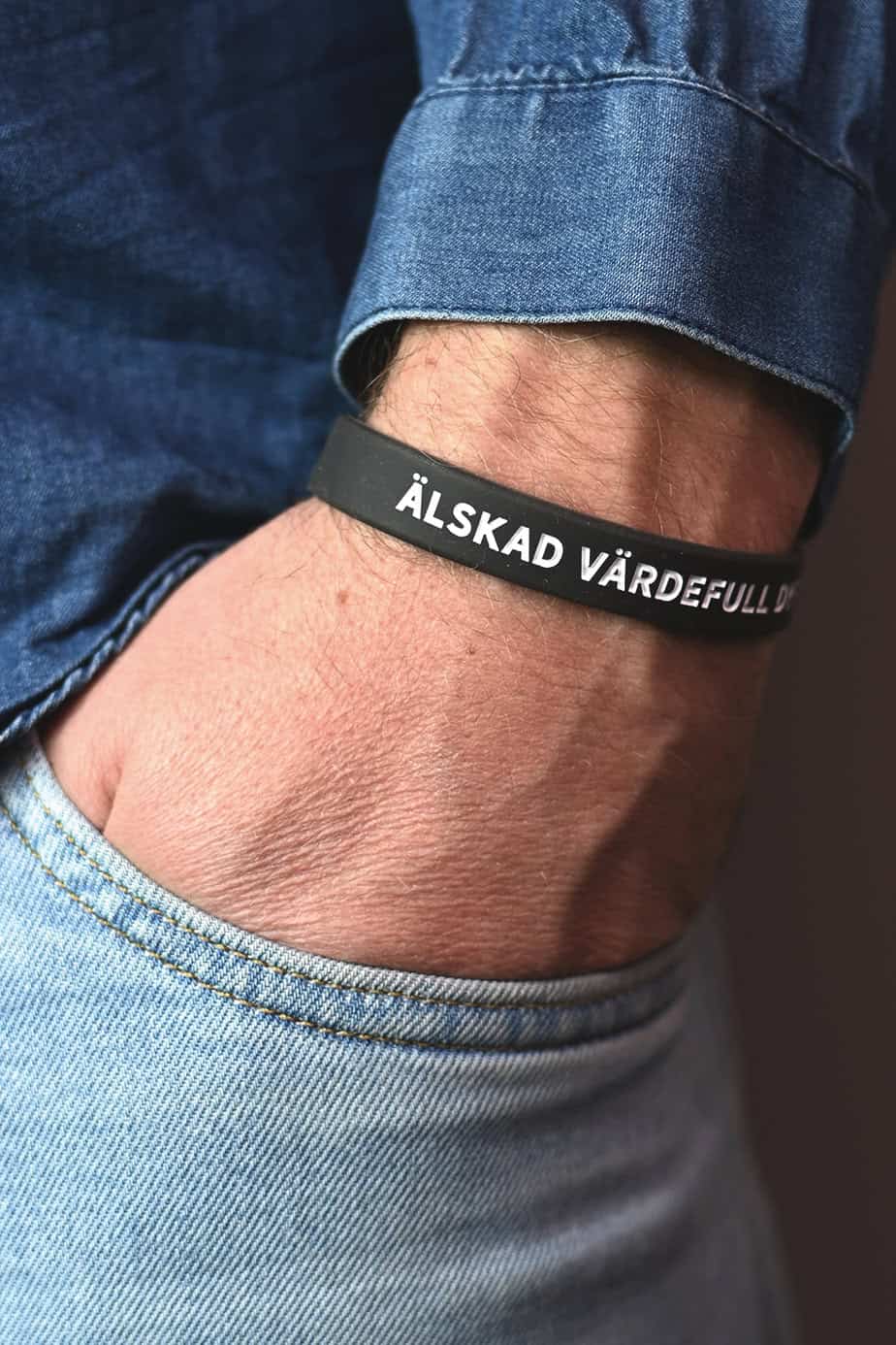 Silikonarmband i svart: Älskad, värdefull, dyrbar. Och allmänt bra.