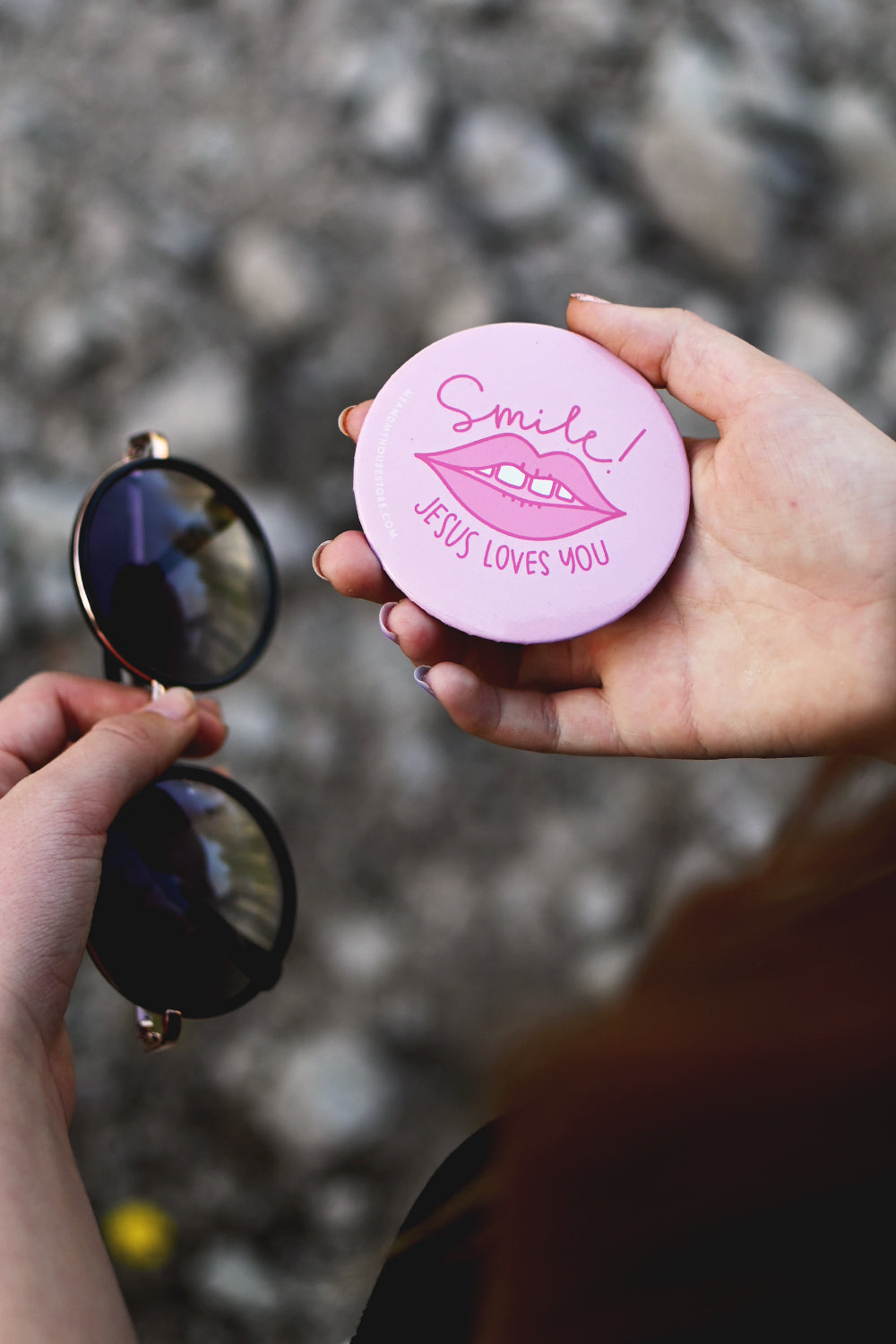 Fickspegel: Smile! Jesus loves you