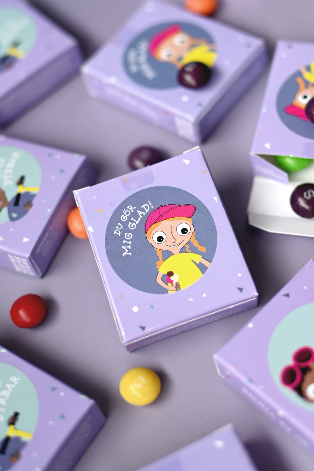 Tablettask med glada ungar: Du är dyrbar/Du gör mig glad