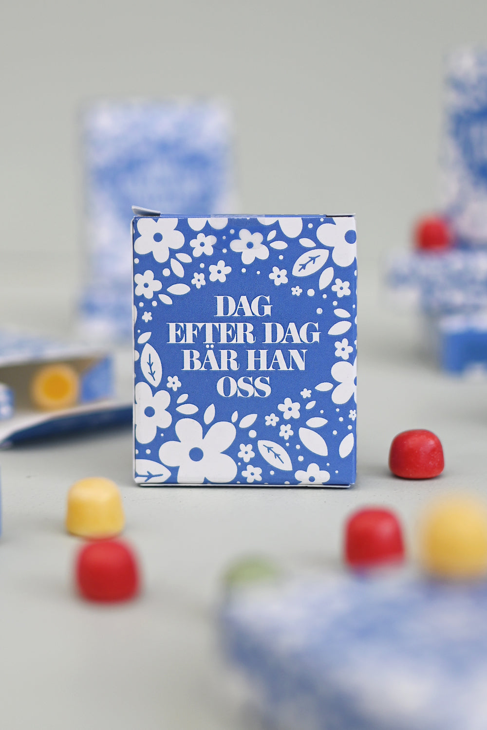 Tablettask med blå blommor: Dag efter dag bär Han oss