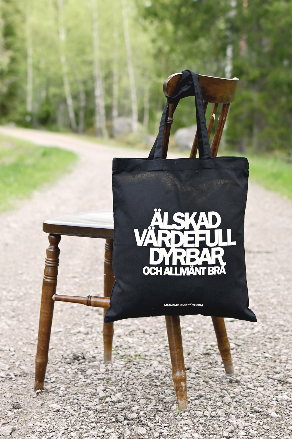 Tygkasse i svart: Älskad, värdefull, dyrbar. Och allmänt bra.
