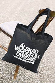Tygkasse i svart: Älskad, värdefull, dyrbar. Och allmänt bra.