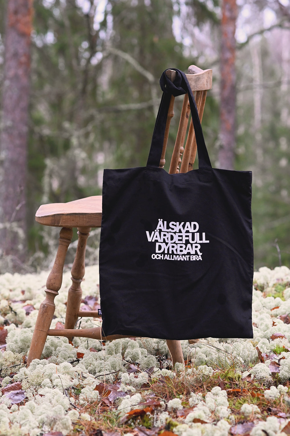 Svart tygkasse sydd genom hjälpprojekt i Indien: Älskad, värdefull, dyrbar