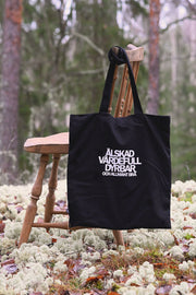 Svart tygkasse sydd genom hjälpprojekt i Indien: Älskad, värdefull, dyrbar