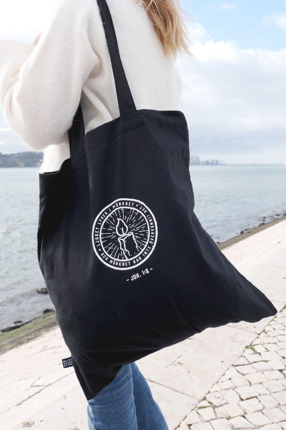 Svart tygkasse sydd genom hjälpprojekt i Indien: Ljuset lyser i mörkret