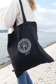 Svart tygkasse sydd genom hjälpprojekt i Indien: Ljuset lyser i mörkret