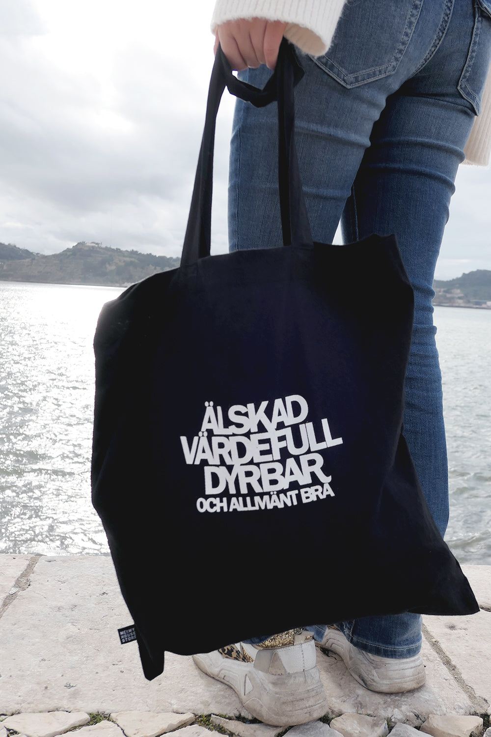 Svart tygkasse sydd genom hjälpprojekt i Indien: Älskad, värdefull, dyrbar