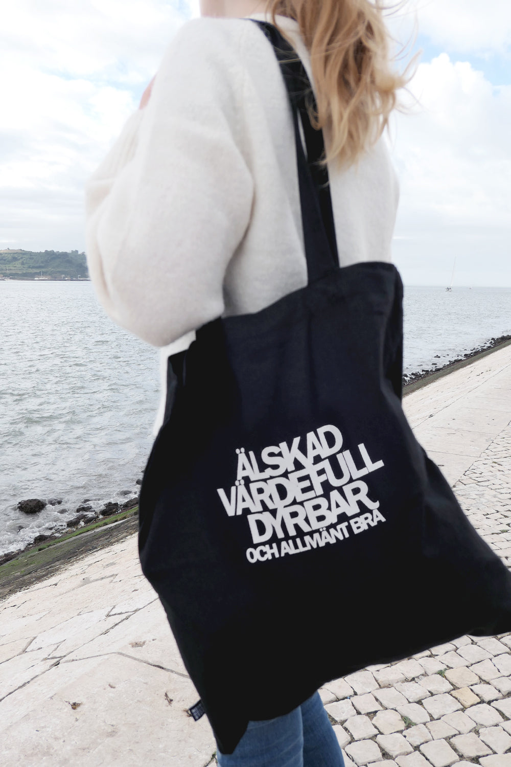 Svart tygkasse sydd genom hjälpprojekt i Indien: Älskad, värdefull, dyrbar