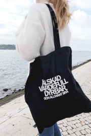 Svart tygkasse sydd genom hjälpprojekt i Indien: Älskad, värdefull, dyrbar