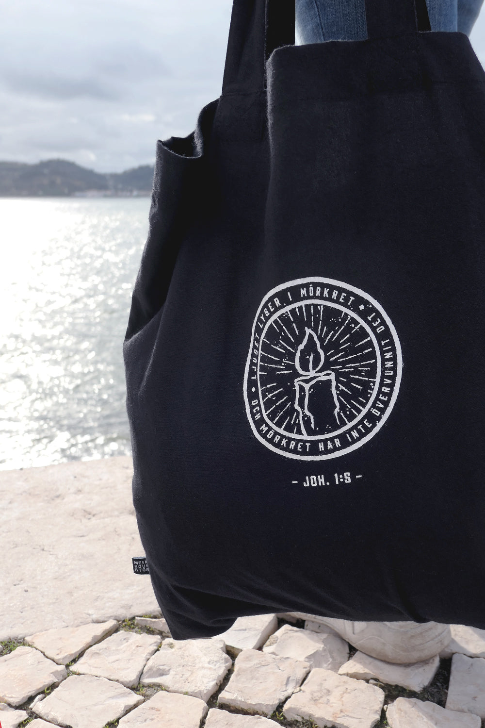 Svart tygkasse sydd genom hjälpprojekt i Indien: Ljuset lyser i mörkret