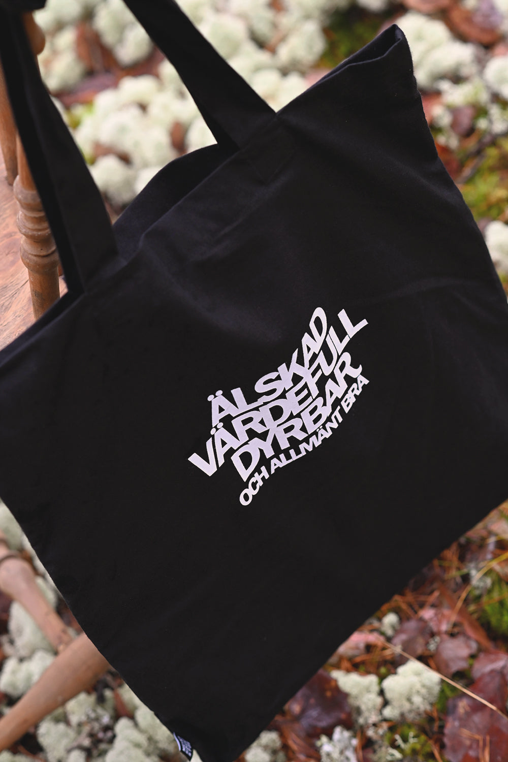 Svart tygkasse sydd genom hjälpprojekt i Indien: Älskad, värdefull, dyrbar