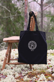 Svart tygkasse sydd genom hjälpprojekt i Indien: Ljuset lyser i mörkret