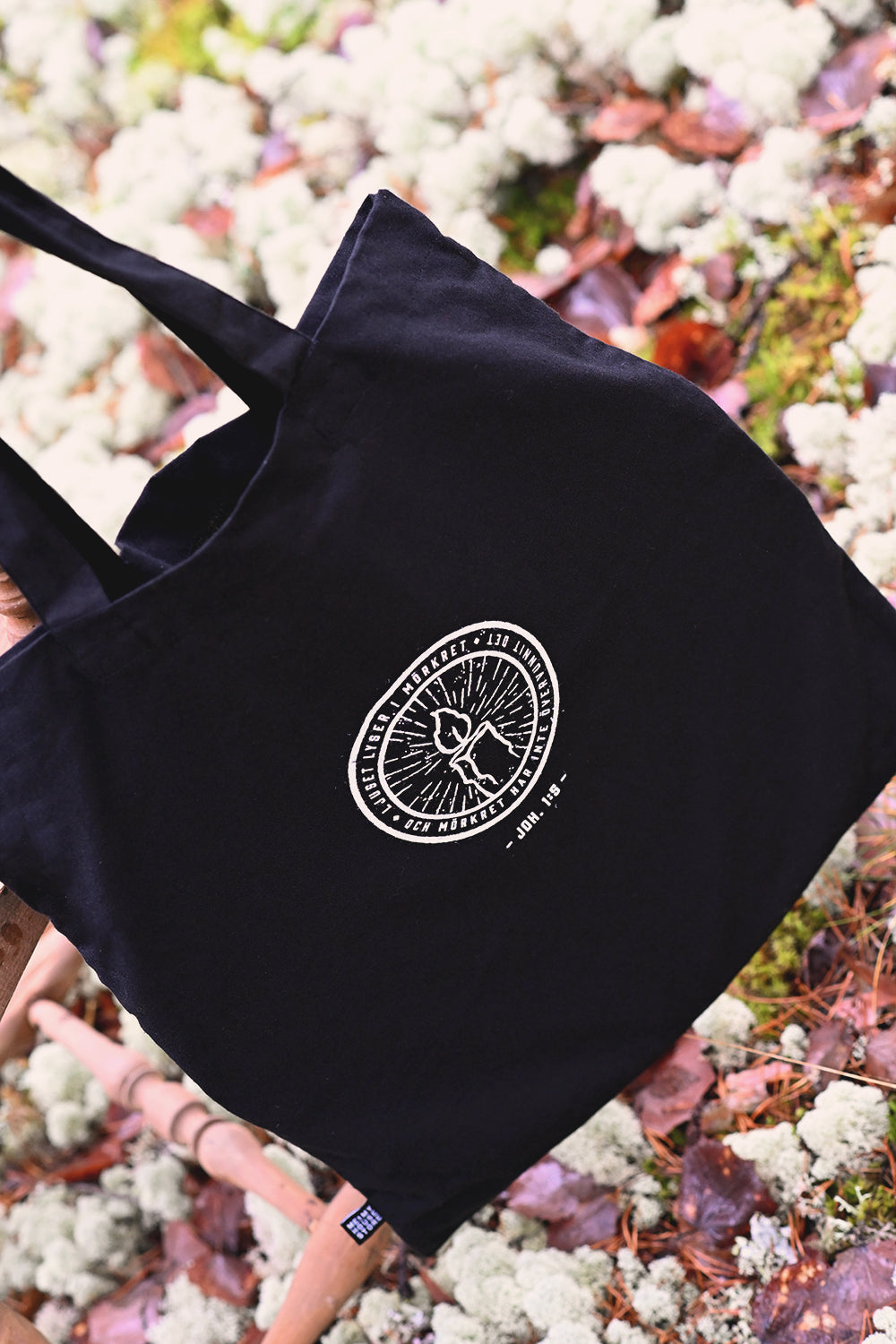 Svart tygkasse sydd genom hjälpprojekt i Indien: Ljuset lyser i mörkret