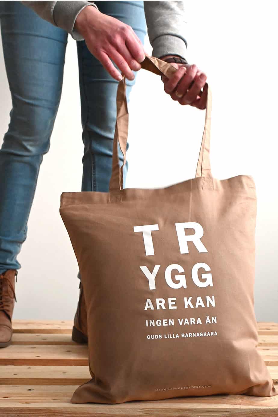 Tygkasse i karamellbrunt: Tryggare kan ingen vara