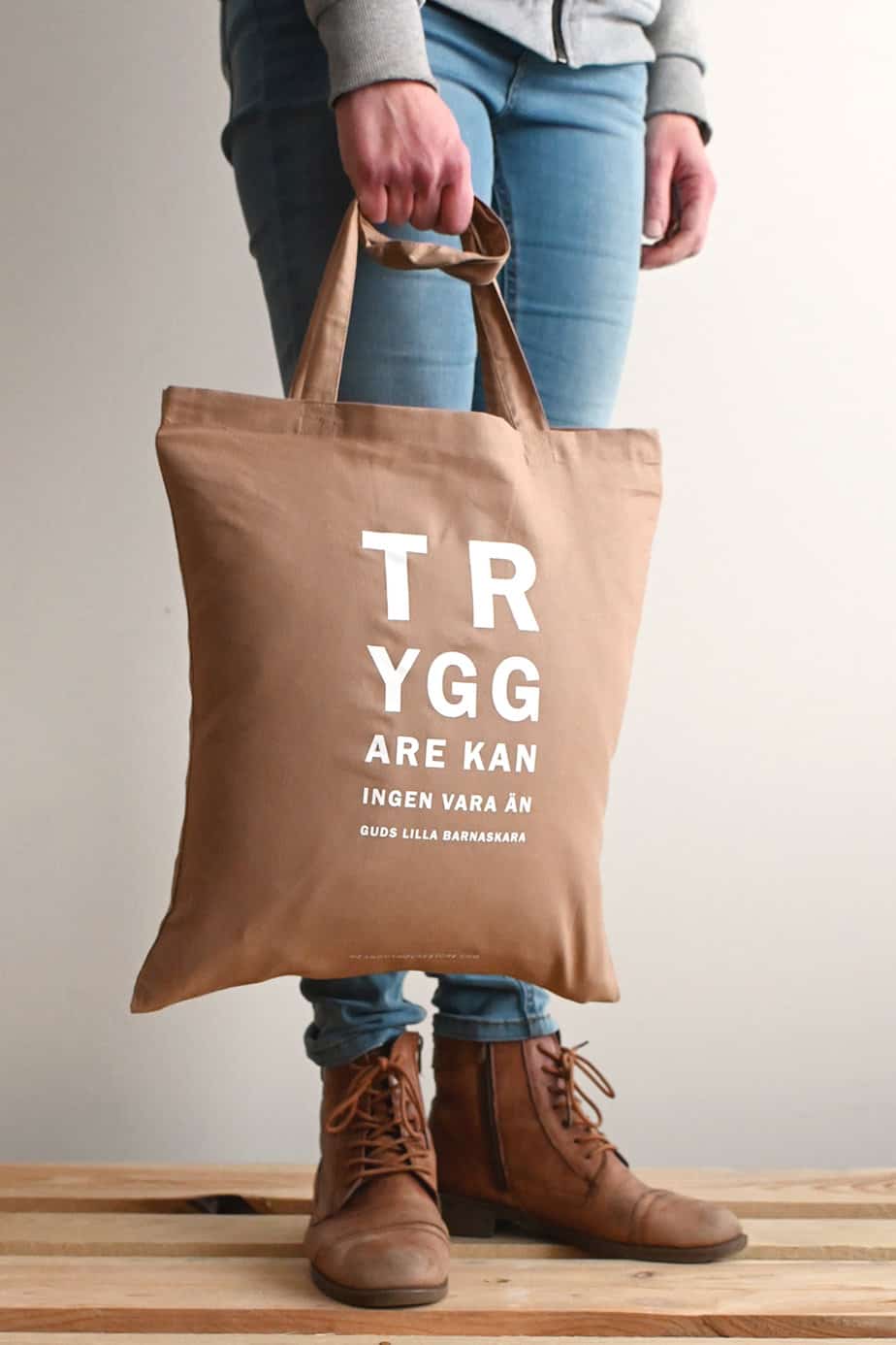 Tygkasse i karamellbrunt: Tryggare kan ingen vara
