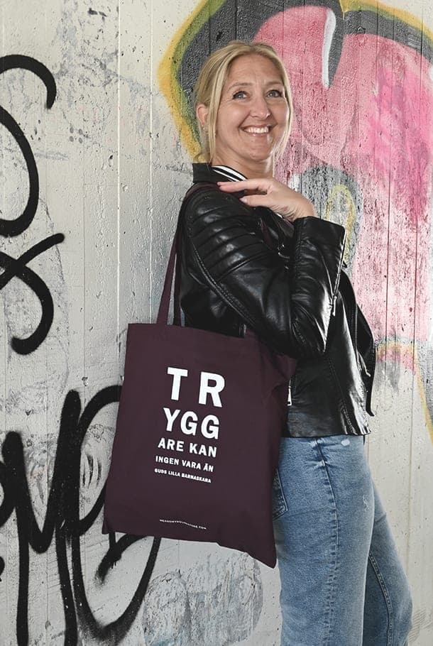 Tygkasse i plommonfärgad bomull: Tryggare kan ingen vara