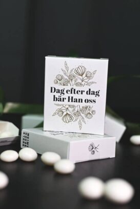 Tablettask full med mjuka mintgodisar. Jättefin liten ge-bort-sak! Ingredienser: Socker, glukossirap, vatten, stärkelse (majs), konsistensgivare (E1420), aromer, färgämne (E171). Näringsvärde per 100 g: Energi 1441 kJ/339kcal Fett 0,09 g varav mättat fett 0 g Kolhydrater 84,7 g varav sockerarter 70,42 g Protein 0,3 g Salt 0 g Nettovikt 23 gram. Priset avser en ask, även om det ibland är flera på bilden. 